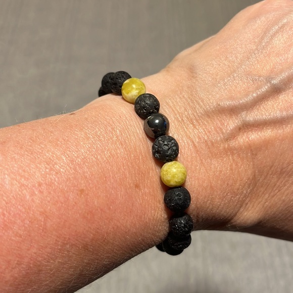 Essential Oil Bracelet with choice of mini oil - Picture 2 of 4